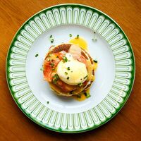 Панкейки с лососем, яйцом Бенедикт и крем-чизом в 8am