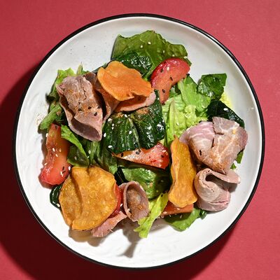 Салат с ростбифом, сливой и хойсином в Ики изакая по цене 750 ₽