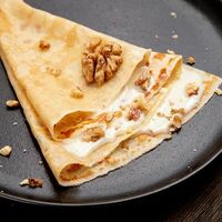 Блин со сгущенным молоком и грецкими орехами в Папины блины