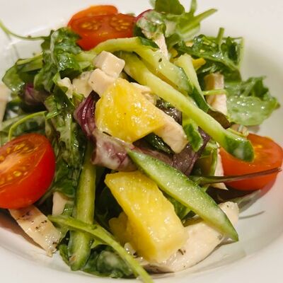 Салат с куриным филе, ананасом и кунжутным соусом в Алегрия по цене 459 ₽