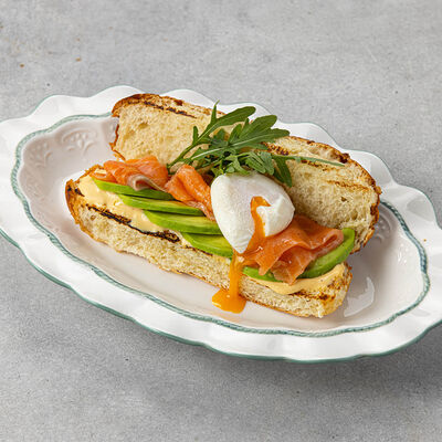 Бриошь с авокадо, яйцом пашот и лососем в Peperoni по цене 830 ₽