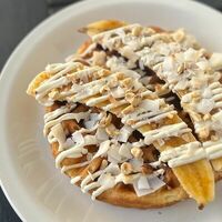 Вафля с карамельным бананом и ягодным джемом в Буффет