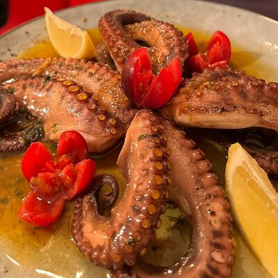 Щупальца осьминога в сливочно-чесночном соусе в Лобстер по цене 919 ₽