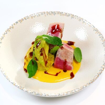 Тунец на гриле с авокадо в DVOR гриль-бистро по цене 890 ₽