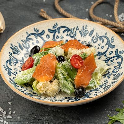 Салат Цезарь с лососем в Сорренто по цене 635 ₽