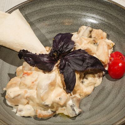 Куриное филе с грибами в сливочном соусев Троя по цене 590 ₽