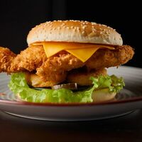 Бургер с куриной грудкой, сырным соусом и халапеньо в Menthol