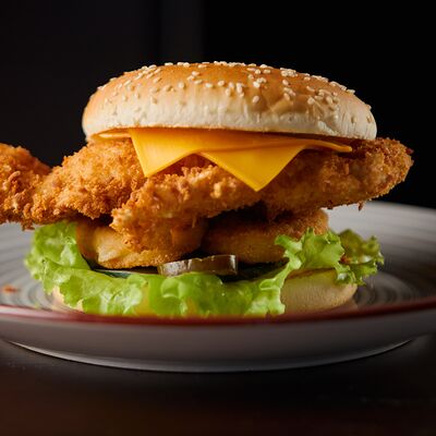 Бургер с куриной грудкой, сырным соусом и халапеньо в Menthol по цене 535 ₽