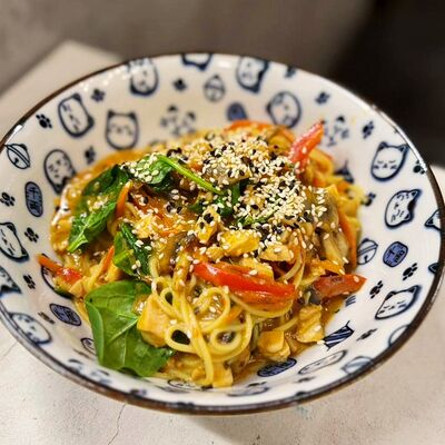 Карри с лапшой и курицей в Pioners по цене 820 ₽