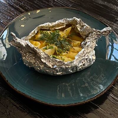 Филе горбуши, запеченное с овощами, пенне и сливками в фольге в Длинный нос по цене 370 ₽
