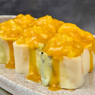 Сладкий ролл с бананом и манго в 96 азиаток по цене 570 ₽