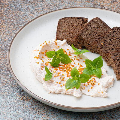 Паштет из копченой форели с бородинским хлебом в Темп по цене 590 ₽