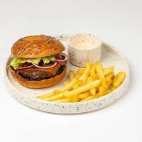 Бейгл с бифштексом и беконом в Biggies