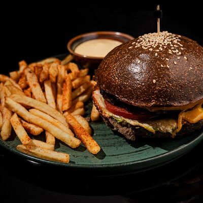 Бургер MOS в Moslounge & Bar по цене 700 ₽