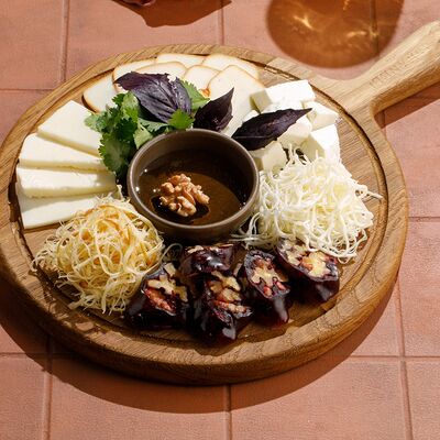 Ассорти грузинских сыров в Асканели Georgian Bistro по цене 920 ₽