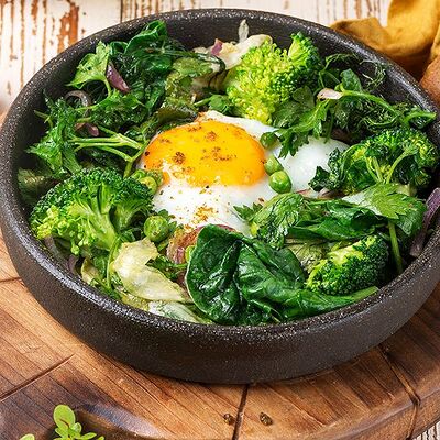 Глазунья с ароматной зеленью, шпинатом и зеленым горошком в ЛарисуВаннуХочу по цене 350