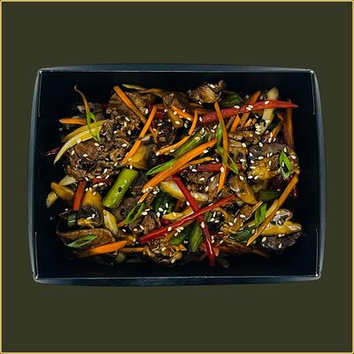 Wok Овощи с говядиной в Happy Fish Premium по цене 763 ₽