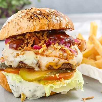 Мужикбургер 2.0 с жареным беконом и сыром моцарелла в Гастробар DOM по цене 590