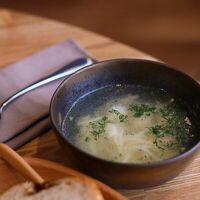 Куриный бульон с домашней лапшой, филе бедра и перепелиным яйцомв Vivezza