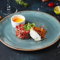 Тартар из говядины с муссом из брынзы в Сохо