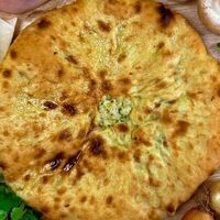 Осетинский пирог с курицей, сыром, зеленью и грибами в Бери Пироги