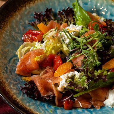 Салат с лососем и мандаринами в Wine and Whiskey by Simple по цене 850 ₽