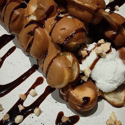 Вафли с шоколадом и орехами в Mr. Чебурек по цене 260 ₽