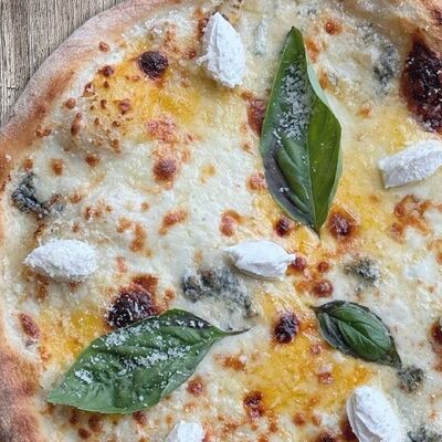 Пицца сырная в Еду домой по цене 900 ₽