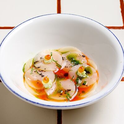 Севиче из гребешка с соусом из красного перца в Rakushka по цене 940 ₽