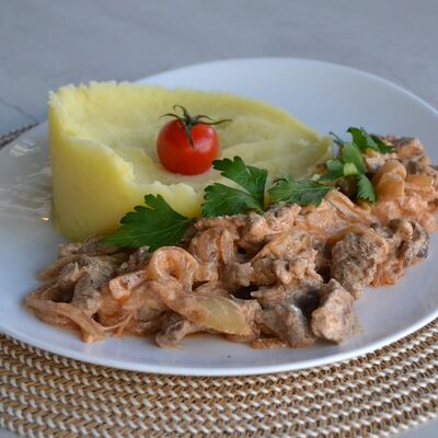 Бефстроганов с картофельным пюре в Гостиный дворик по цене 810 ₽