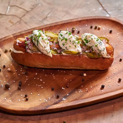 Хот-дог с копчено-говяжьей колбаской в Chipock Premium по цене 610 ₽