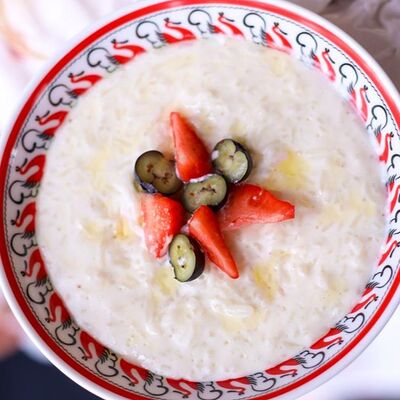 Сливочная рисовая каша с сезонными ягодами в Тарелочки по цене 450 ₽