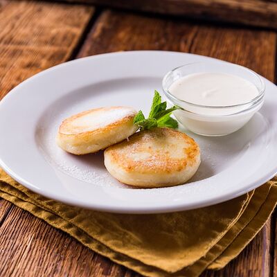 Сырники со сметаной 2 шт в Бакинский Chef по цене 220 ₽