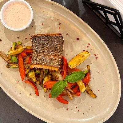 Филе форели с овощами и сливочным соусом в Лепила мама по цене 890 ₽