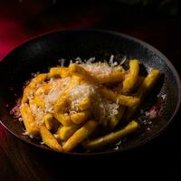 Картофель фри с трюфельным маслом и пармезаном в Moslounge & Bar