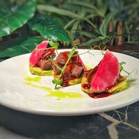 Телячьи щёки с оладьями из цукини и соусом демиглас в Cafe Seven