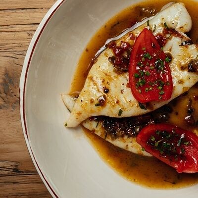 Кальмар Командорский с томатным конкассе и винной эмульсией в Pinch по цене 1100 ₽