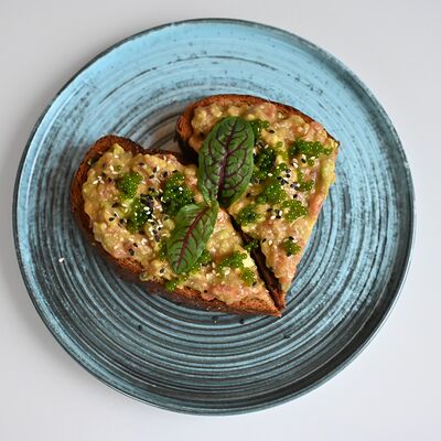 Ржаная брускетта с авокадо, томатами и базиликовой икрой в Bucho по цене 350 ₽