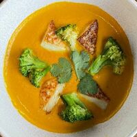 Кокосовый суп с карри, халуми и брокколи в More More