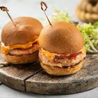 Мини-бургеры с камчатским крабом в Rose Bar Crocus City