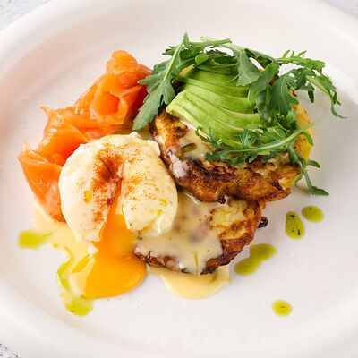 Оладья из цукини с лососем и яйцом пашот в Близкие по цене 470 ₽