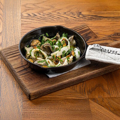 Морепродукты с чесноком и петрушкой в Сыроварня по цене 990 ₽