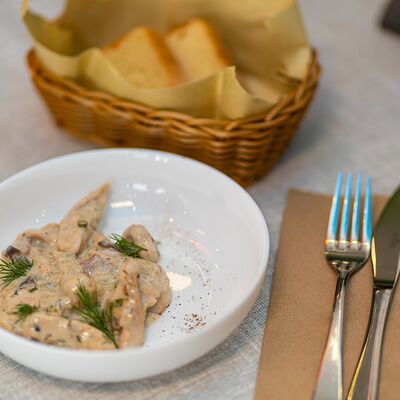 Бефстроганов с курицей, грибами и беконом в Есть на море по цене 250 ₽