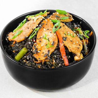 Wok черный рис с тигровой креветкой в Черный рис по цене 600 ₽