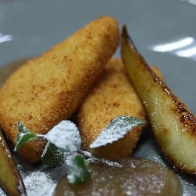 Жареная моцарелла с грушей и джемом в Старый город по цене 550 ₽