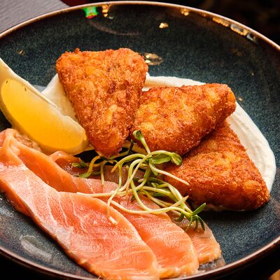 Хашбраун с лососем в Harat's Irish Pub по цене 890 ₽