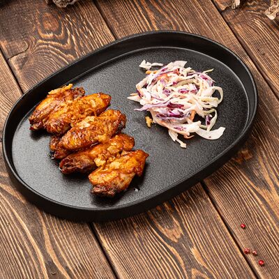 Куриные крылья в домашнем соусе с салатом коул-слоу в Паб 357 по цене 455 ₽