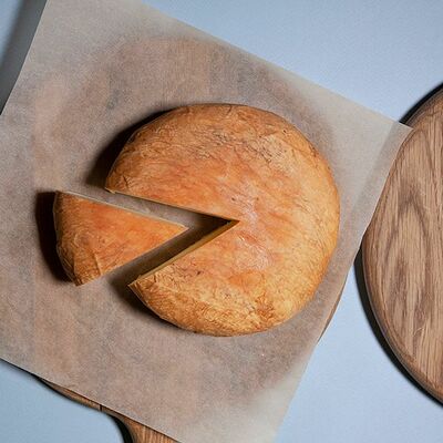 Копчёный сулугуни в Хачапури и вино по цене 130 ₽