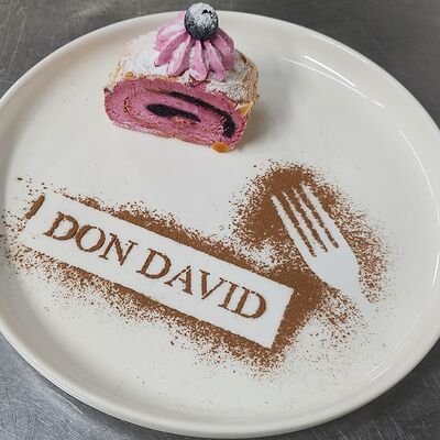 Меренговый рулет с черникойв Don David по цене 600 ₽