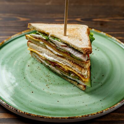 Сэндвич с курицей в Гастробар Феллини по цене 250 ₽